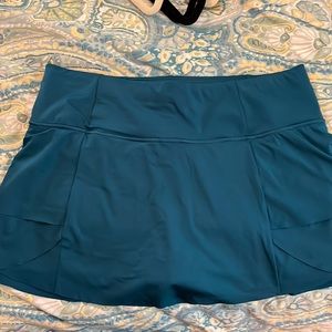 Athleta tennis skirt. Size large. Colors teal